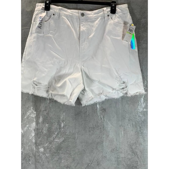 Tinseltown Juniors' Plus Vivid White Distressed Denim High-Rise Mom Shorts SZ18W - Picture 1 of 13